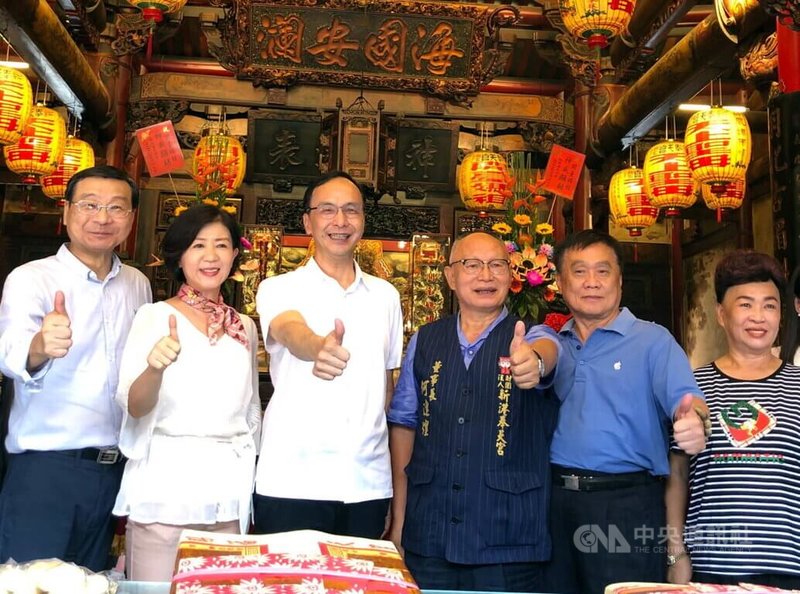 國民黨嘉義縣長參選人王育敏（左2）8日偕同黨主席朱立倫（左3）至新港奉天宮參拜；王育敏表示，參選嘉義縣長最後決戰百日，要組成真正競選國家隊，除邀請前總統馬英九擔任顧問外，還有前內政部長李鴻源等人。中央社記者黃國芳攝  111年8月8日