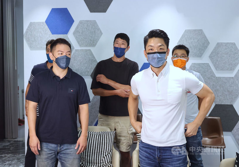 國民黨台北市長參選人蔣萬安（前右）8日上午到台北內湖出席「講講蔣萬安」直播節目父親節特輯，公開分享爸爸經。中央社記者王飛華攝  111年8月8日