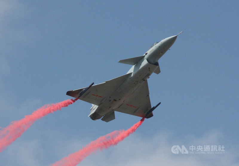 泰國空軍（RTAF）8月中旬將與中國在泰國東北部舉行10天的「鷹擊2022」（Falcon Strike 2022）聯合空中對抗演訓。圖為攝於2018年的中國殲-10戰機。中央社記者陳亦偉攝 111年8月8日
