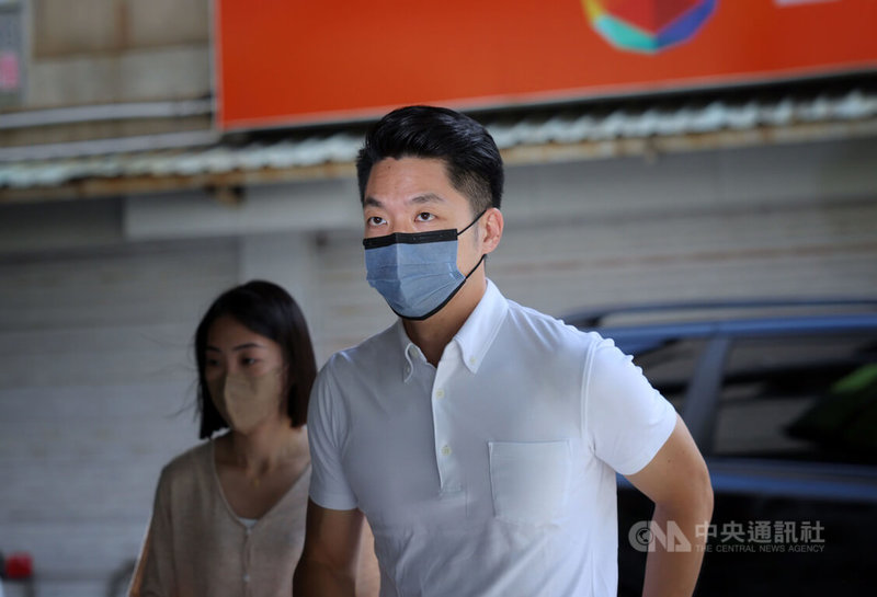 國民黨台北市長參選人蔣萬安（前）8日上午到台北內湖出席「講講蔣萬安」直播節目父親節特輯，並接受媒體聯訪。中央社記者王飛華攝  111年8月8日