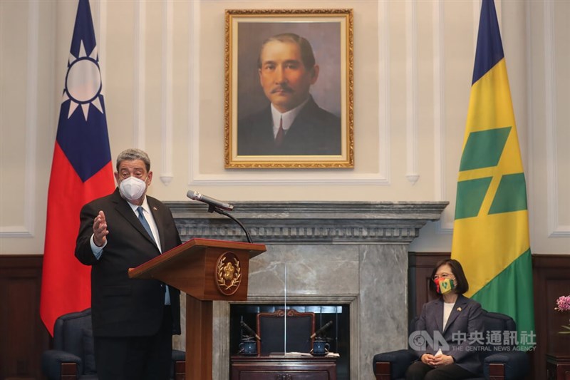 Tổng thống Tsai Ing-wen (phải) tiếp đoàn do Thủ tướng Ralph Gonsalves (trái) của Saint Vincent và Grenadines dẫn đầu tại Phủ Chủ tịch vào sáng ngày 8. Hai bên sẽ trao đổi về hợp tác song phương và các vấn đề của Mối quan tâm chung.  Ảnh của phóng viên Pei Zhen của Hãng thông tấn Trung ương vào ngày 8 tháng 8 năm 111