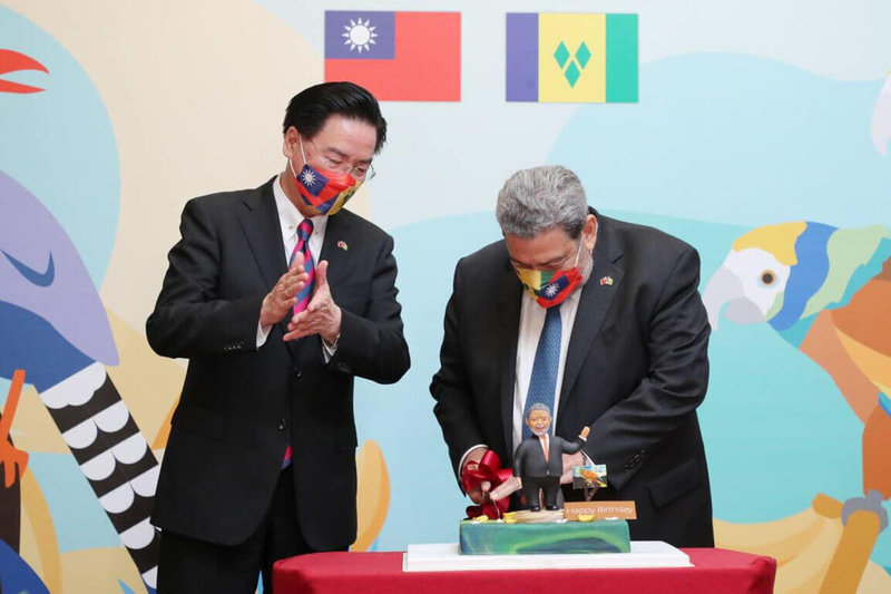 8月8日適逢聖文森與格瑞那丁總理龔薩福（右）生日及台灣的父親節，外交部長吳釗燮（左）祝福龔薩福生日與父親節快樂、台聖友誼永固。（外交部提供）中央社記者黃雅詩傳真 111年8月8日