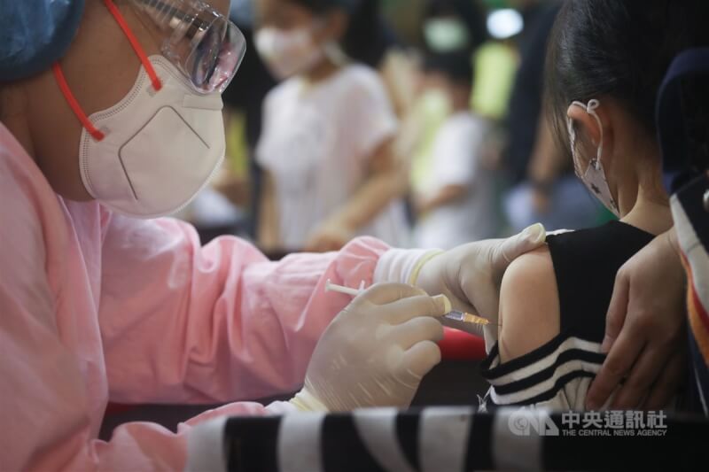 中央流行情指揮中心指揮官王必勝15日表示，127萬劑輝瑞嬰幼兒疫苗預計本週到貨。圖為醫護人員幫兒童施打疫苗。（中央社檔案照片）