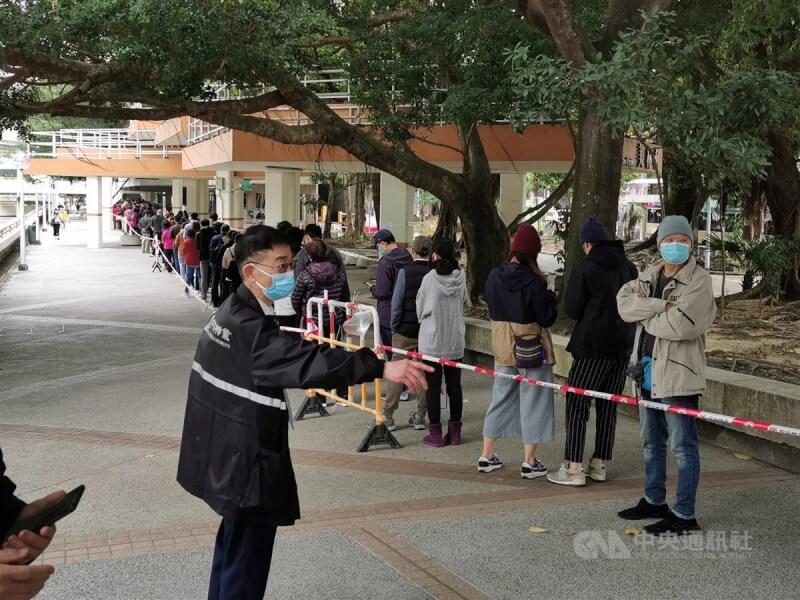 香港政府公布，自12日起，從海外及台灣經機場抵港的入境者，其酒店檢疫期由7天縮短至3天。圖為民眾在新界大圍美林邨的官方檢測中心排隊接受檢測。（中央社檔案照片）