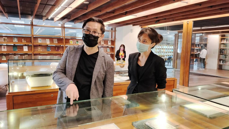 和碩聯合科技董事長童子賢（左）、民進黨籍花蓮縣長參選人Kolas Yotaka（右）8日下午前往東華大學，參訪「楊牧書房」。（Kolas競選團隊提供）中央社記者李先鳳傳真  111年8月8日