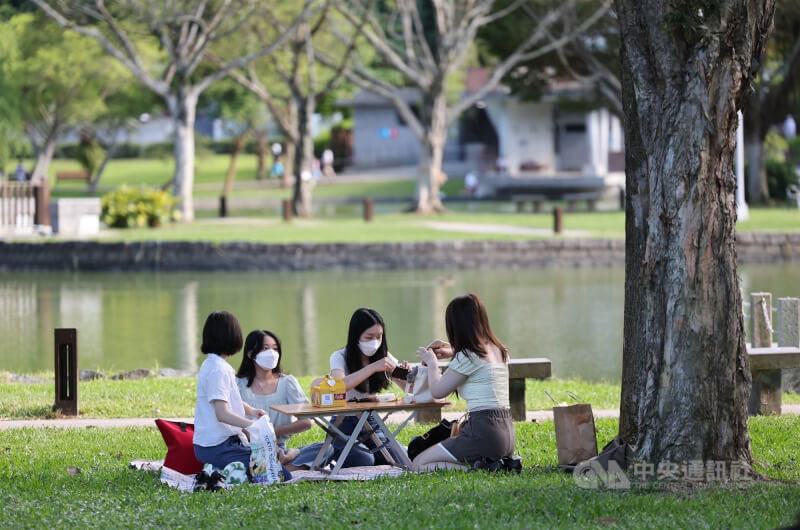 中央氣象局表示，22日台南、高雄及花東可能有攝氏36度以上高溫。圖為台北市內湖區民眾在樹蔭下野餐。（中央社檔案照片）
