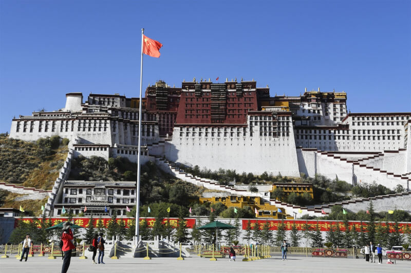 西藏逾900天后出现确诊病例，网友哀问中国还有哪里与疫情绝缘？图为2020年10月的西藏拉萨布达拉宫。（共同社）