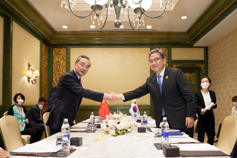 南韓外交部長朴振（前右）8日傍晚出發前往中國訪問，預計於9日與中國國務委員兼外交部長王毅（前左）舉行會談。圖為兩人7月間在印尼G20外長會議期間會面。（圖取自facebook.com/mofakr.kr）
