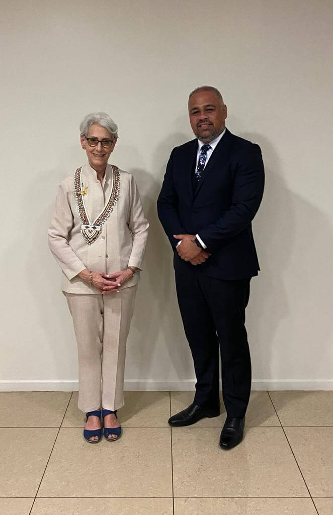 美國副國務卿雪蔓（左）率團訪問太平洋島國，她7日在索羅門群島會晤紐西蘭防長（右）。（圖取自twitter.com/DeputySecState）