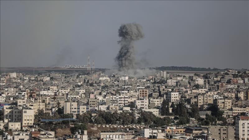 圖為以色列7日空襲加薩地區，周圍升起濃煙。（安納杜魯新聞社）