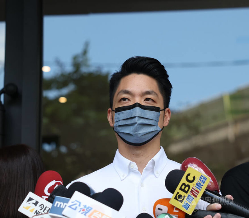 台灣憲法學會前理事長許慶雄在國史館線上講堂指「中華民國已經由北京政府代表、繼承」，引發爭議。國民黨台北市長參選人蔣萬安（圖）8日受訪表示，堅定捍衛中華民國的主權。中央社記者王飛華攝  111年8月8日