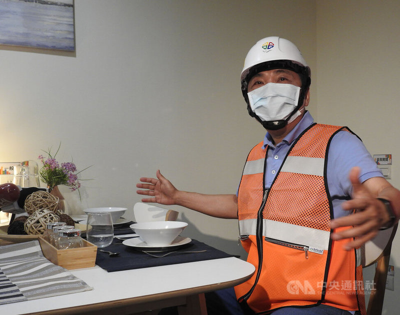 新北市長侯友宜8日視察中和社會住宅安邦段興建工地，對工程進度及品質表示肯定。中央社記者王鴻國攝  111年8月8日