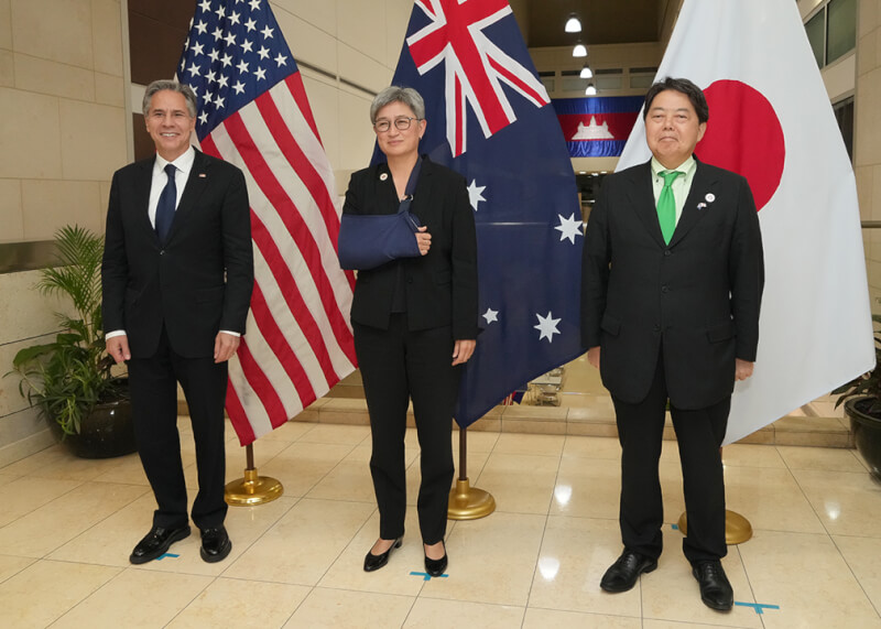 美國國務卿布林肯（左）、澳洲外交部長黃英賢（中）與日本外務大臣林芳正（右）5日召開戰略對話。（圖取自facebook.com/Mofa.Japan）