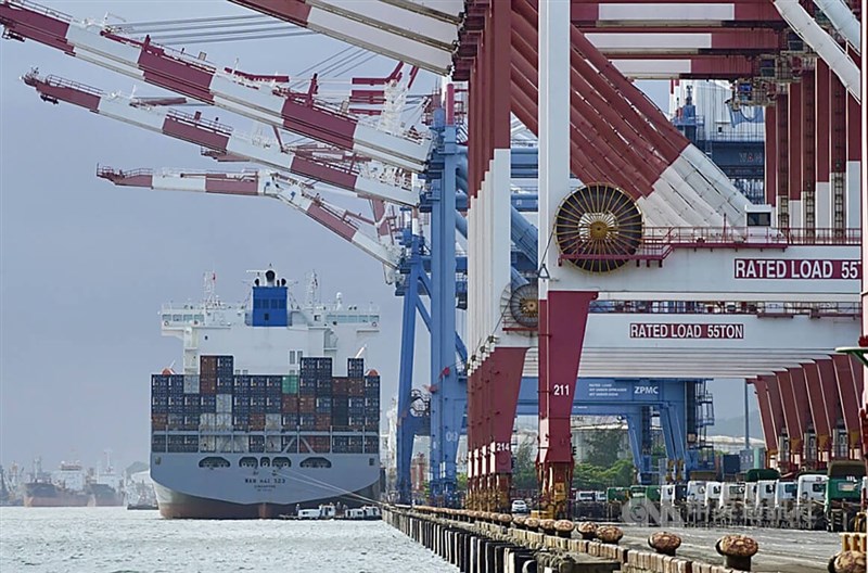 台灣產品產地與相關文件遭中國要求標註「中國台灣」。圖為高雄港區一艘貨櫃船靠泊。（中央社檔案照片）