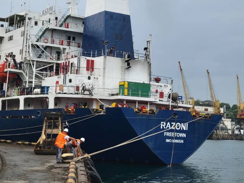 烏克蘭駐黎巴嫩大使館表示，離開烏國的第1艘運穀船「拉佐尼號」，因黎巴嫩買主拒絕收貨，正在尋找另1個港口卸下穀物。（圖取自twitter.com/UKRinLBN）