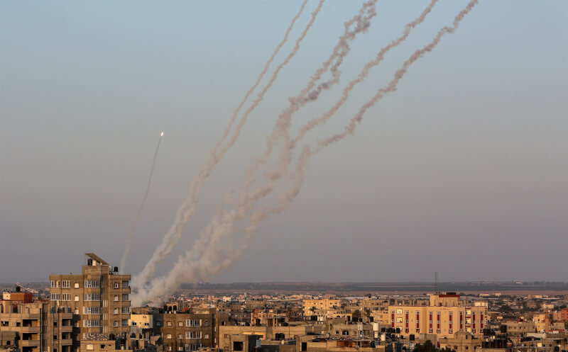 以巴衝突3天內速戰速決。圖為7日以色列空襲加薩走廊，加薩發射火箭回擊。（安納杜魯新聞社）