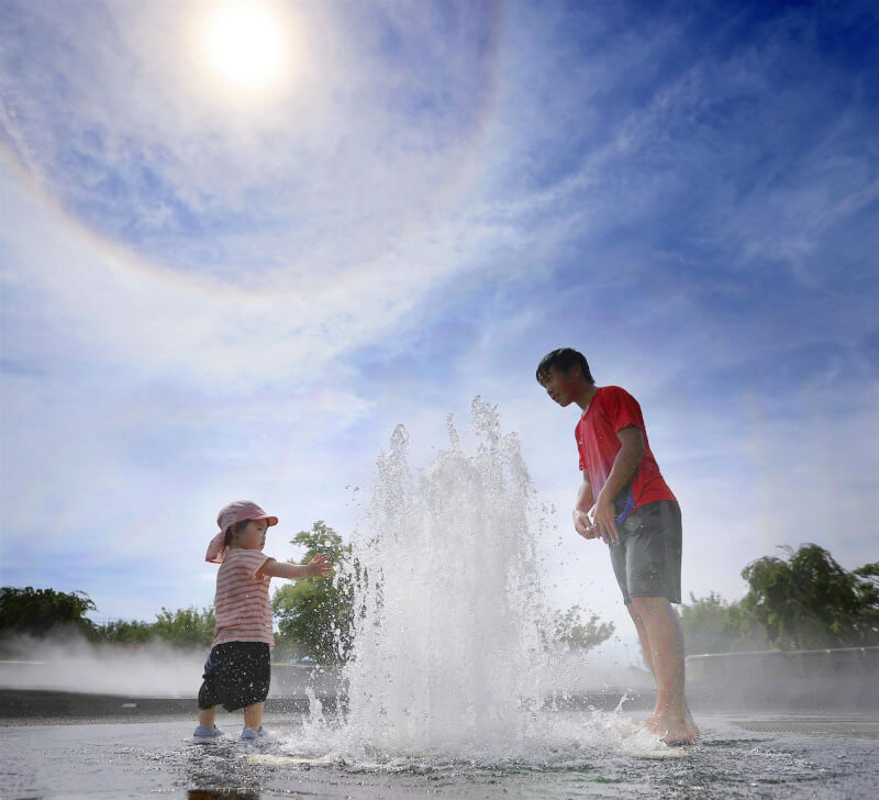 日本東京市區高溫16日再破攝氏35度。圖為日本伊勢崎市孩童2日到噴泉池沖涼玩耍。（共同社）