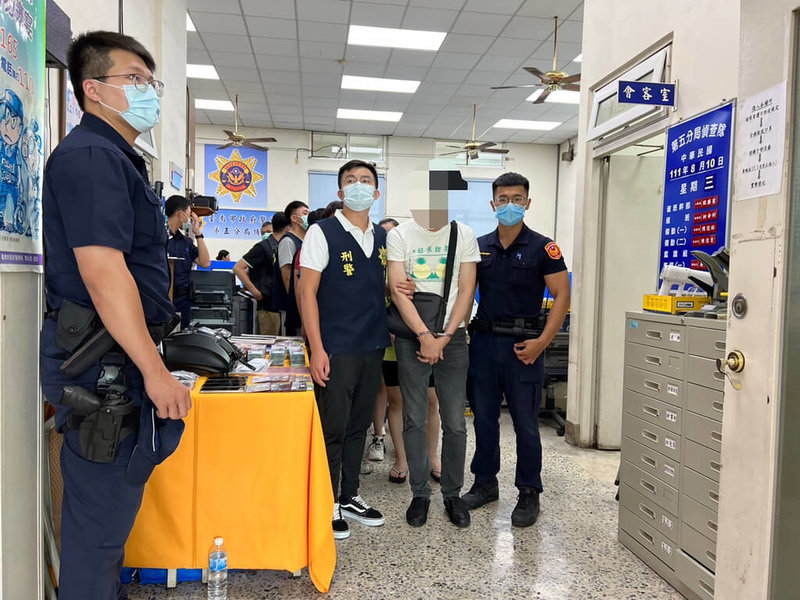 台南市警局第五分局民國110年11月接獲人蛇賣淫集團藏身台南車站正對面國賓大樓的情資，經長期跟監，台南檢警9日兵分3路行動，在集團總部國賓大樓逮捕16名越籍女子及5名嫖客，另在桃園逮捕1名越籍女子、新竹逮捕3名越籍及3名泰籍女子，同時還逮獲主嫌王姓夫妻等6人，訊後依法送辦。（台南市警局提供）中央社記者張榮祥台南傳真  111年8月10日