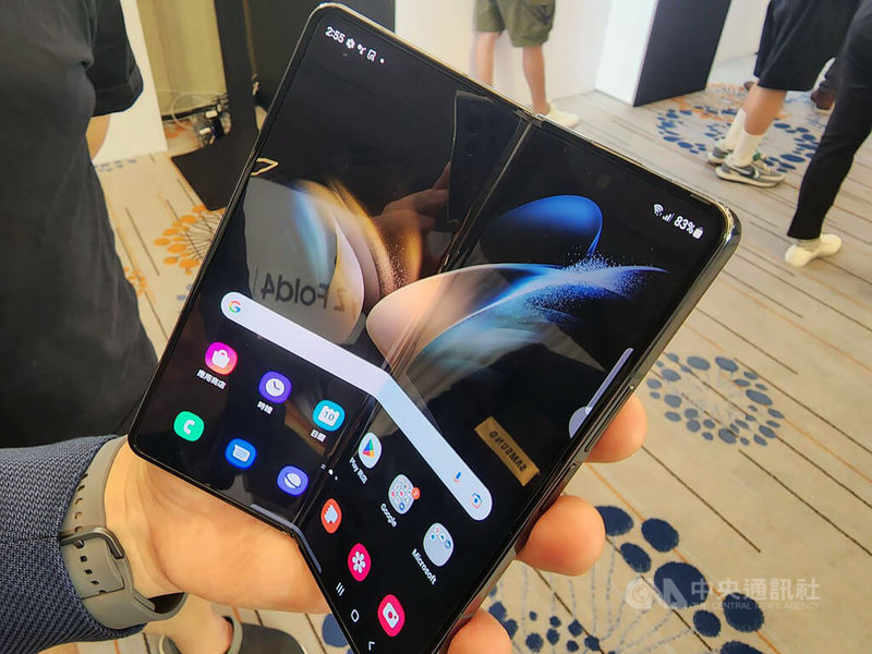 三星Galaxy Z Fold4結合更明亮的7.6吋內頁螢幕、120Hz智慧動態調節更新頻率，搭載升級50MP廣角鏡頭。中央社記者江明晏攝 111年8月10日