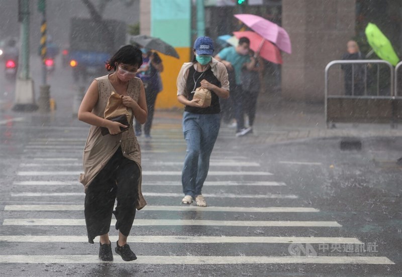 未來一週午後西半部、東北部需防短暫雷陣雨。圖為台北市中山區中午出現雨勢，有民眾外出未攜帶雨具，被淋成落湯雞。（中央社檔案照片）