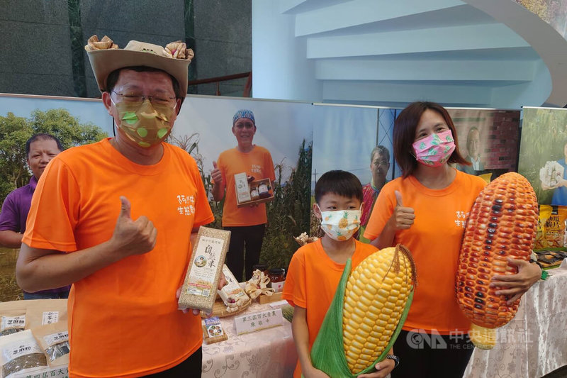 原是高科技業工程師的台南青農陳敬中（左），在職場努力11年後返鄉從農，並投入友善農法耕作領域，從科技新貴成功轉型生態農人。中央社記者楊思瑞攝  111年8月10日