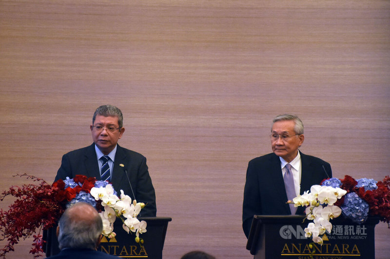泰國外交部長董恩（Don Pramudwinai）（右）10日和馬來西亞外長塞福丁（Saifuddin Abdullah）（左）舉行雙邊會談，討論經貿、緬甸和泰馬邊境和平等議題。中央社記者呂欣憓曼谷攝  111年8月10日