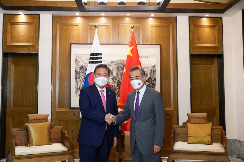 韓國外交部長朴振（左）9日在中國青島與中國外交部長王毅（右）舉行會談。（韓國外交部提供）中央社記者廖禹揚首爾傳真  111年8月10日
