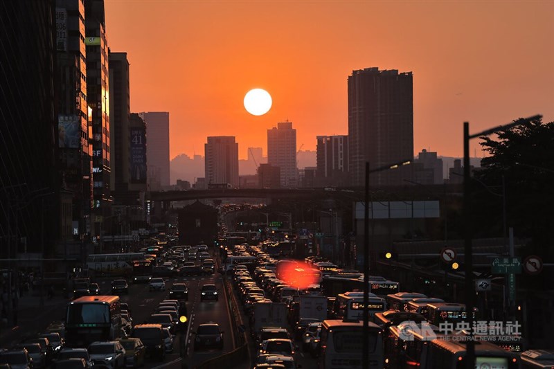 10日台北市區天氣晴朗，傍晚碩大夕陽緩緩西下，橘澄光芒映照街區，形成浪漫美景。中央社記者王飛華攝 111年8月10日