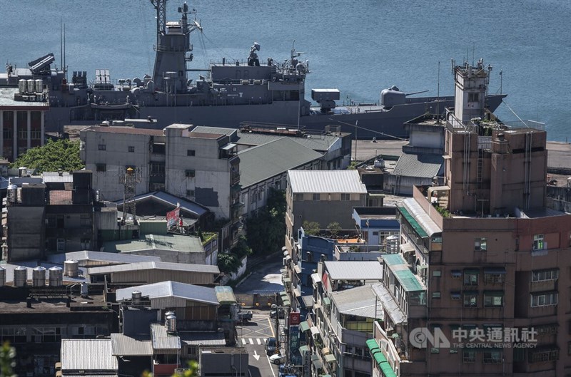 中國解放軍10日宣布軍演結束，國防部強調不會鬆懈戒備。圖為6日下午靠泊在基隆港東岸的軍艦。（中央社檔案照片）