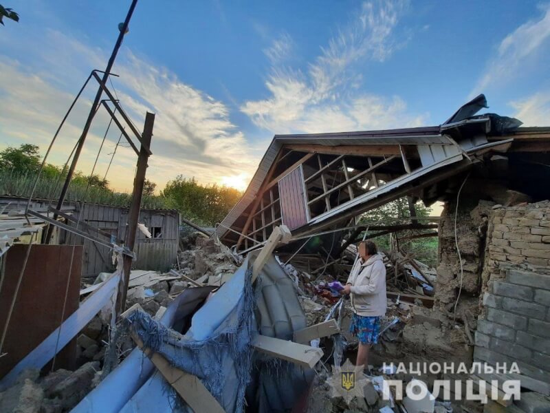 烏克蘭10日控俄羅斯以火箭攻擊札波羅熱核電廠附近地區。圖為第聶伯羅彼得羅夫斯克州房屋被摧毀。（圖取自facebook.com/UA.National.Police）