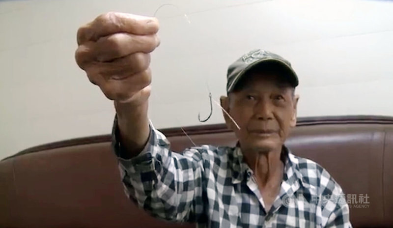 台東縣成功鎮高齡94歲漁民張佐至今仍會出海，綁魚鉤駕輕就熟，他表示，就是喜歡打漁，還可賺零用錢，不出海身體就開始不對勁，整天怪怪的，「只要還能動，就要出海，如果能活到100歲，還是要做個打漁郎」。中央社記者盧太城台東攝 111年8月10日