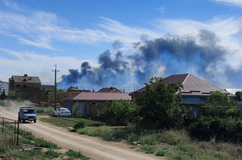 根據烏克蘭政府內部報告，克里米亞境內俄國軍事設施過去1週發生3次爆炸都是烏克蘭所為。圖為克里米亞半島一座俄國空軍基地9日發生爆炸。（路透社）