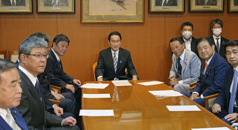 日本首相、執政黨自由民主黨總裁岸田文雄（中）10日進行黨務主管人事及內閣改組。（共同社）