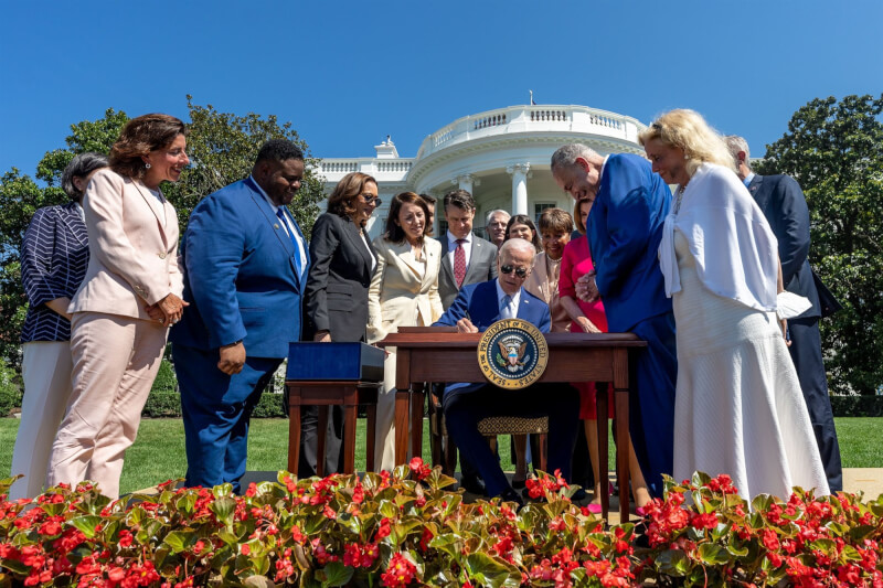 美國總統拜登9日在白宮簽署晶片法案。（圖取自facebook.com/POTUS）