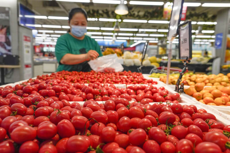 中國8月消費者物價指數年增2.5%，低於預期。圖為中國民眾在超市購買蔬果。（中新社）