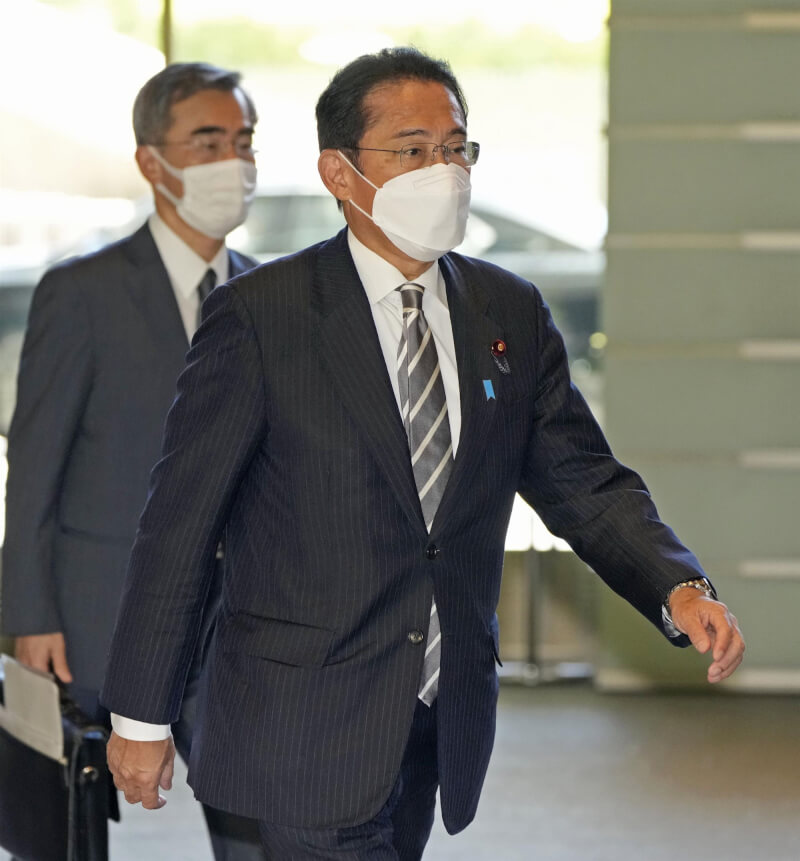 日本首相岸田文雄（前）10日進行內閣改組，可看出重視具經驗閣員，也兼顧「派閥平衡」。（共同社）