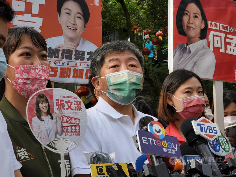 國民黨台北市長參選人蔣萬安稱民進黨派系把參選人陳時中（中）當傀儡，陳時中11日回應，沒有這樣的事情，他講這種話不是很有水準。中央社記者陳昱婷攝  111年8月11日