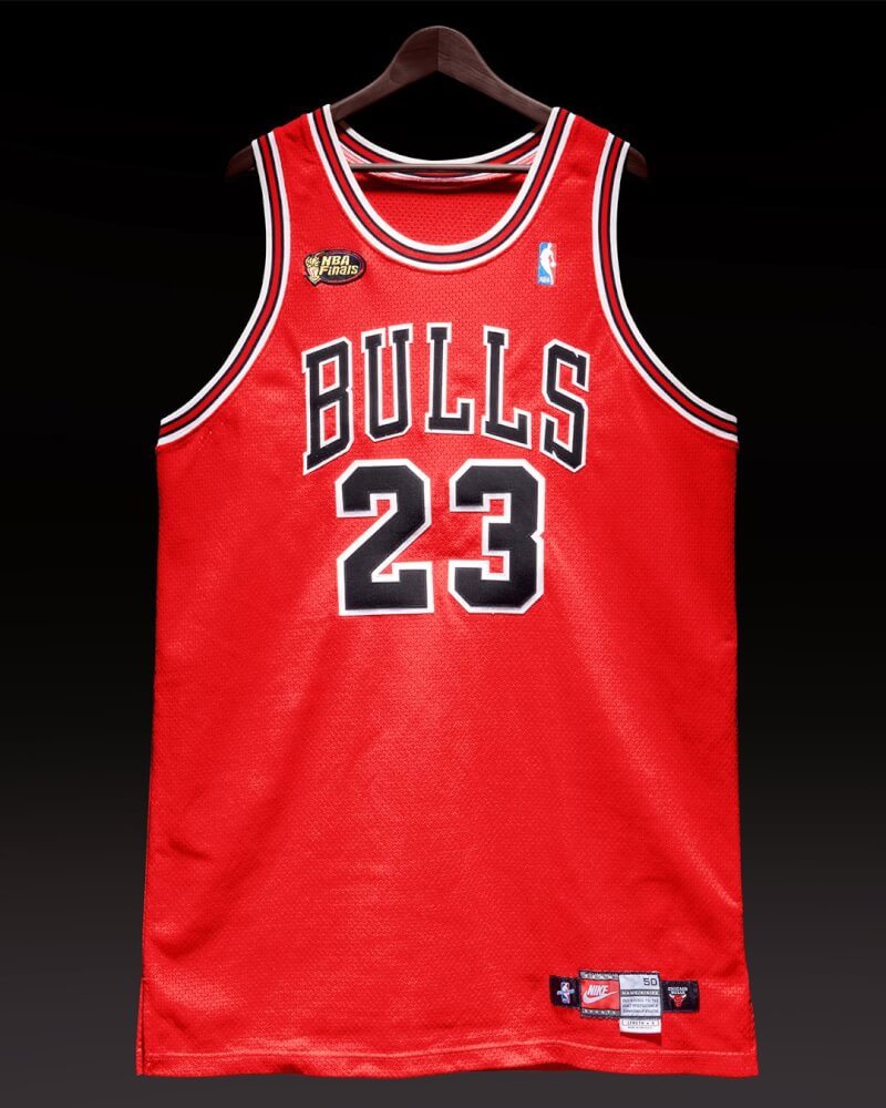 美國職籃NBA傳奇球星喬丹在1998年冠軍賽時所穿球衣將被拍賣，估計最高成交價可達500萬美元（約新台幣1億4962萬元）。（圖取自twitter.com/Sothebys）
