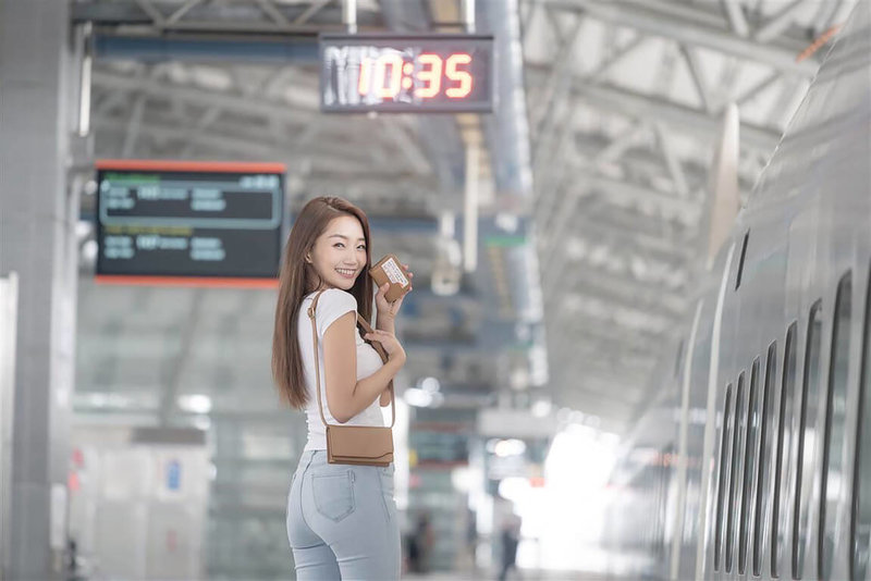 台灣高鐵11日宣布推出限量皮革系列「迷你包」，採用牛皮植鞣革技術，每個細節都比照時尚精品打造，更特別設計專門放置高鐵車票的夾層。（台灣高鐵提供）中央社記者余曉涵傳真  111年8月11日