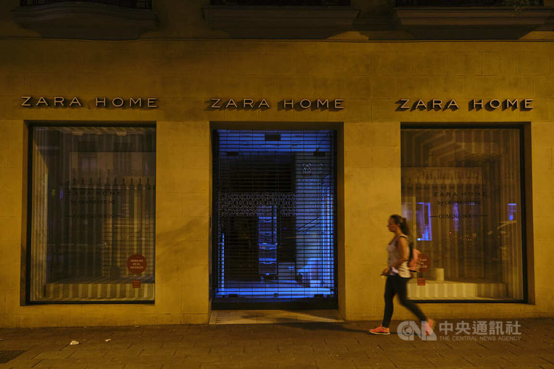 西班牙快時尚服飾品牌颯拉（ZARA）旗下的家飾用品店ZARA HOME，遵守西班牙政府10日上路的節能政策，在晚間10時後熄掉櫥窗的燈光。中央社記者胡家綺馬德里攝 111年8月11日