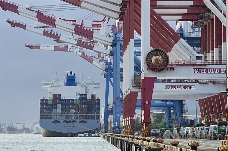 中國近期嚴格要求台灣出口貨品標註中國台灣或中華台北。經濟部長王美花11日表示，這兩天廠商反映的情形有比較緩和。圖為高雄港區一艘貨櫃船靠泊。（中央社檔案照片）