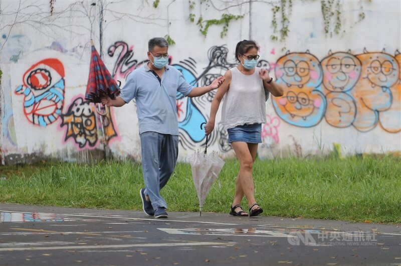 BA.5疫情8月中下旬升溫，台大醫師李秉穎11日表示，認為BA.5疫情大規模流行的機會相對低。圖為台北市觀山河濱公園散步民眾。（中央社檔案照片）