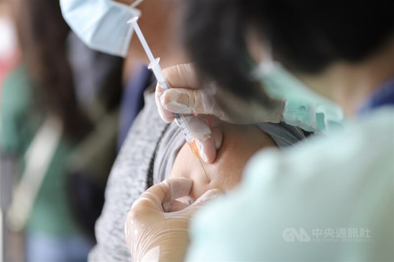 圖為醫護人員正在替民眾接種疫苗。（中央社檔案照片）