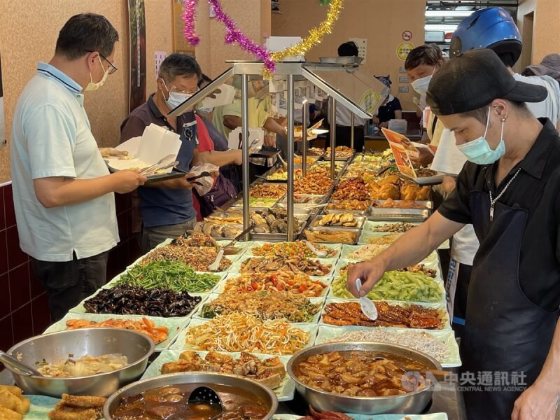 陽明交大一份最新研究顯示，台灣民眾攝取硝酸鹽及亞硝酸鹽的主要來源，其實是青菜、白米飯，對健康的影響是「利大於弊」。（中央社檔案照片）