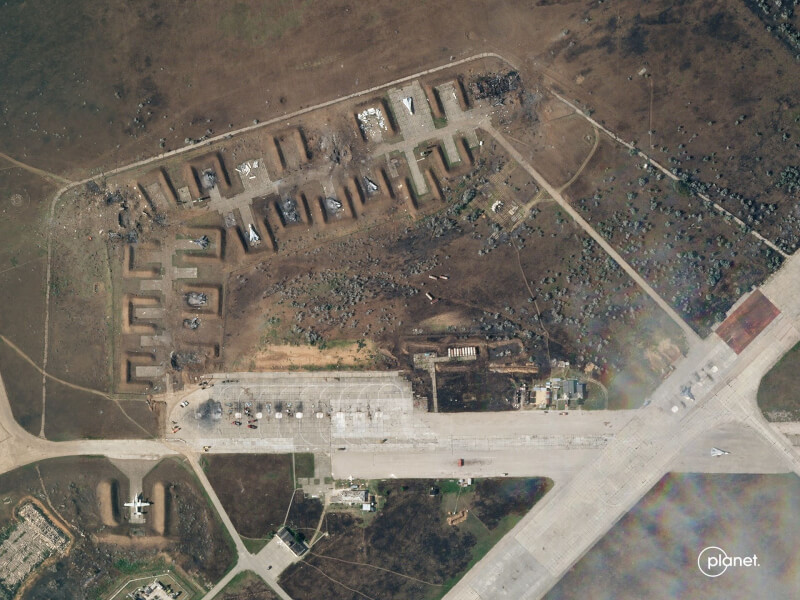 衛星影像顯示，被俄羅斯兼併的克里米亞半島薩基空軍基地9日發生爆炸，至少摧毀7架戰鬥機。（Planet Labs PBC/Handout via 路透社）