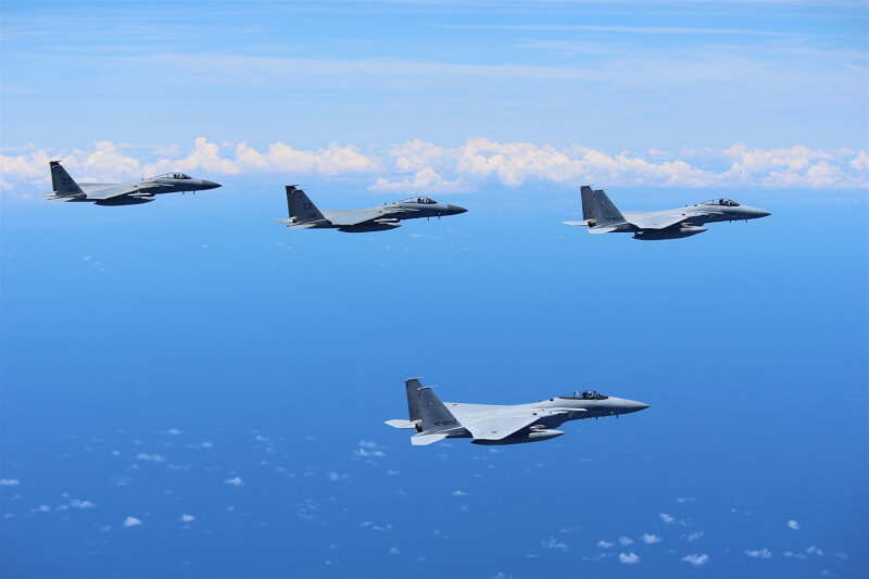 日本航空自衛隊與美國空軍9日在沖繩周邊進行聯合演訓。（圖取自twitter.com/PACAF）