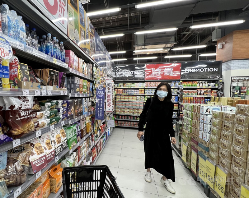 經濟部11日提出經費2億元的「台灣食品全球GO」計畫，協助業者因應中國暫停輸入台灣食品。圖為民眾在大賣場採購商品。（中央社檔案照片）