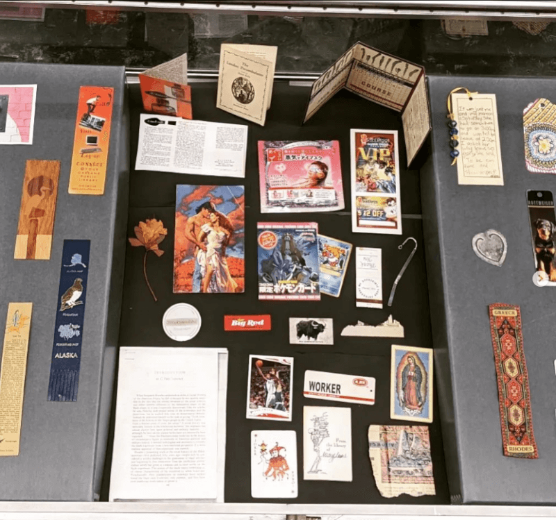 奧克蘭圖書館總館展示夾在還書中但沒人認領的部分物品。（圖取自instagram.com/oaklibraryfound）