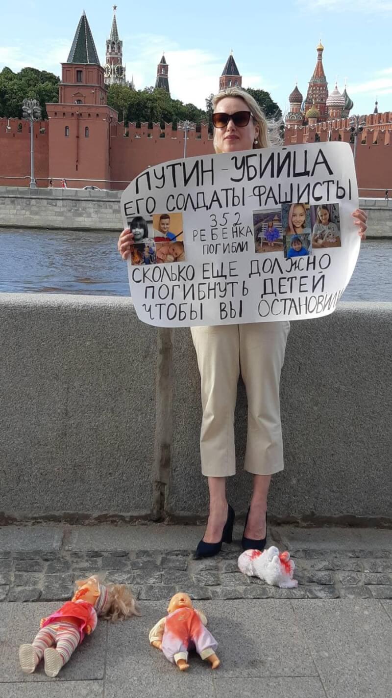 奧斯雅尼可娃7月中旬在克里姆林宮附近舉牌示威，10日她被控散步不實俄軍訊息，最高恐蹲10年苦牢。（圖取自奧斯雅尼可娃臉書facebook.com）
