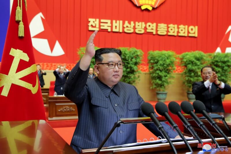 北韓領導人金正恩宣布戰勝新型冠狀病毒，下令解除抗疫措施。圖為金正恩11日出席全國緊急防疫總結會議。（圖取自北韓中央通信社網頁kcna.kp）